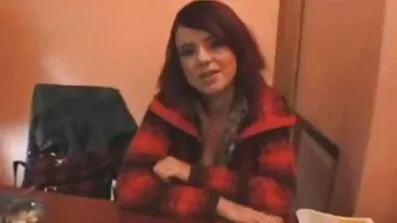 Den blonde strækker sin pornofilm med gamle damer barberede fisse på naboens Store pik på den snehvide sofa