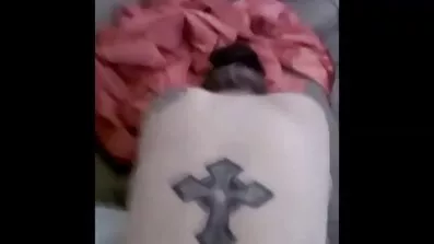 Tatoveret brunette giver en blæser til en ven og lader sig pornofilm erotik filme i nærbillede