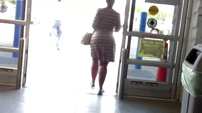 En pige uden komplekser sexfilm for kvinder tøver ikke med at blive nøgen under en fotosession