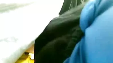 Stepdad trak sine shorts ud af pornofilm med ældre sin stagdatter og redede hende på en stærk pik