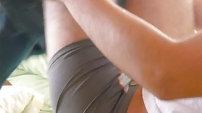 Rødhåret babe sutter hendes elskers pik og knepper på gulvtæppet xxx pornofilm