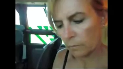 Chick i leggings spreder benene for at svenske sexfilm nyde Cunnilingus og varmt køn