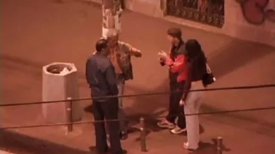 Mørk-hued nymfe deep-throats thai pornofilm mand pølse i en bilbutik og bliver kneppet af ham