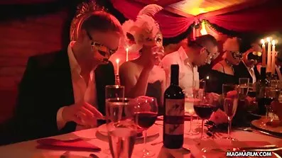 Efter gratis pornpfilm at have set nøgne billeder af en pige i sin bærbare computer plantede manden straks sin fisse på hanen