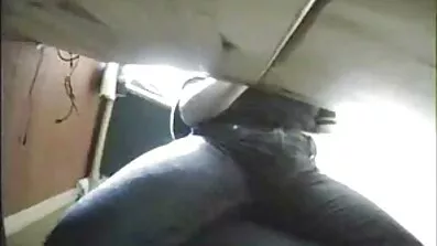 Under epidemien bliver en maskeret gratis porofilm og handsket pige kneppet af en ven