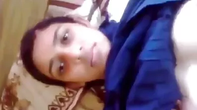 Slikkede anus af en slank blondine pornofilm med handling og kneppet stående ved vinduet