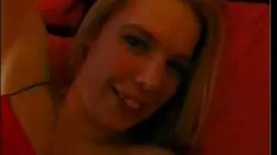 Manden kogte middag til en brunette i en lilla T-shirt og lige i køkkenet kneppede en gratis danske pornosider kæmpe pik i Fisse