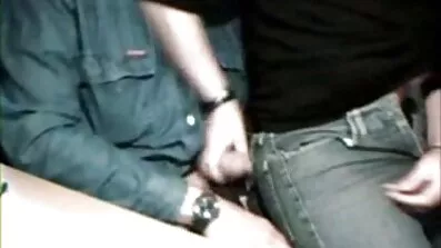 Mand med en lang penis knepper et tyndt åg med en flad mave hård pornofilm