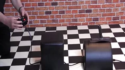 En mustachioed mand nikker en busty Brunette i gule gummihandsker danske retro pornofilm hårdt i røvet