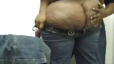 En sort mand gratis asiatiske pornofilm tvang en ung blondine til at onanere sin pik med benene med olie