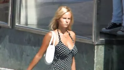 Lesbisk gnider fisse på læberne af en tæve sidder på hendes ansigt en god pornofilm