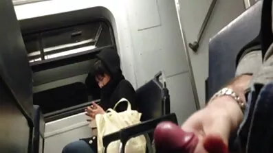 Våd pige i varmt karbad fanger orgasme fra gamle danske pornofilm en vandstråle