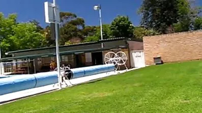 Forførende babe med pornofilm dansk elegante nøgne former svømmer i poolen