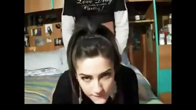 Efter at have hentet en bebrillet skønhed midt på gaden, trak fyren hende hjem, gratis pormofilm hvor han rev hende