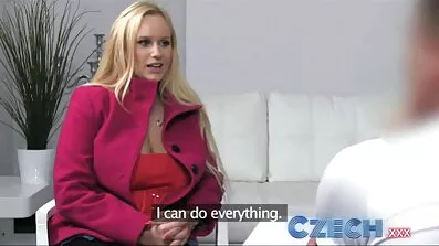 Naboen giver et slagjob til xxx pornofilm en sød fyr og bliver kneppet i haven