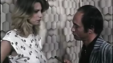 Brunette i strømper indrammet fuck huller stående doggy stil tysk sexfilm på gulvet