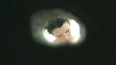 Brunette viser danske ponofilm erotisk vis med Striptease