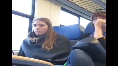 Efter en blæsejob sidder brunetten på fyrens pik med gratis ponofilm et hul i hendes fisse