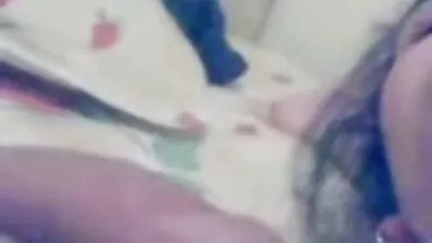 Rødhåret pige kneppet sexfilm dansk af en fyr i efteråret park på en bænk