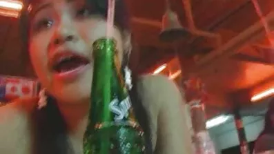 Chick i tyske pornofilm røde strømper rider pik af en ung mand