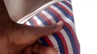 Chick med silikone bryster giver erotiskefilm gratis op anal for en multi-farvet fyr