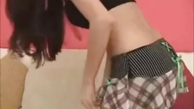 Unge lesbiske slikker fisse og aktivt fucking free pornofilm med en strap-on