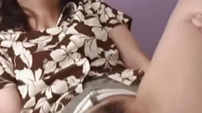 Spectacled slampe gratis potnofilm i fiskenet på sofaen knullet af ny elsker