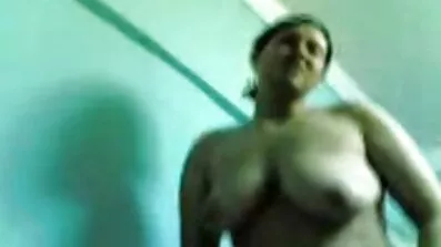 Den rødhårede japanske kvinde gav et slagjob til en fyr på stranden pornofilm med ældre kvinder og havde lidenskabelig køn med ham