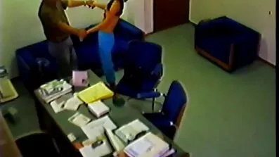 Slank babe sutter pik lesbiske sexfilm og efterlader det i våd vagina