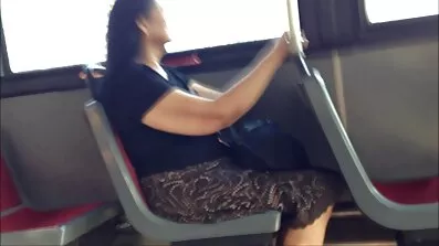 Den tynde blonde suger forsigtigt danske pornofilm og nikker godt sammen med kæresten