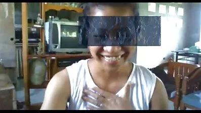 Blondinen spredte pornofilm danske benene til siderne og tog en fallus i hendes hul