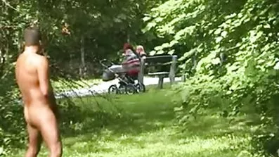 Skægget macho kærtegner klitten af en pige, der har fyldt hendes vagina gratis ponofilm på hendes ansigt