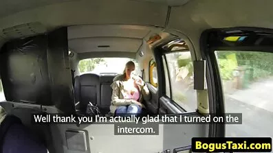 Brunette med sin kæreste på stolen har køn frække pornofilm