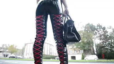 Pigen løftede hendes nederdel og krævede danske sexfilm køn fra en shaggy og lunefuld mand