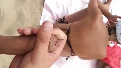 Fyren slikkede den unge ponofilm piges barberede fisse og kneppede forsigtigt på sofaen