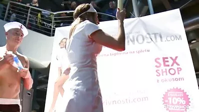 Fyr med sin kæreste tumler i sengen med Se Mamma gratis sm sexfilm