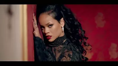 Parret eksperimenterer fucking i forskellige komfortable gratis potnofilm positioner