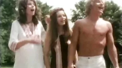 Slutty doggy stil gratis porofilm i boblebadet suger hendes herres barberede pik