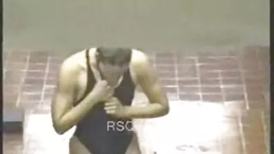 Sporty babe havde varmt køn med en fyr lige film pornofilm på gulvet