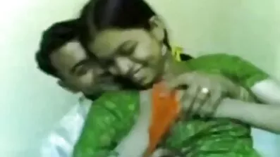 Tæven forkæler fyren med en pornofilm på dansk fod fetish og onanerer med hænderne indtil orgasme