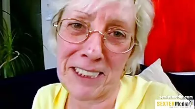 Posh sexfilm modne kvinder suger om morgenen på sofaen af bolde af en kraftig boner