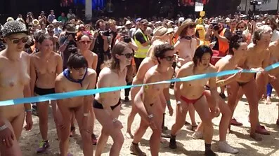 Ung brunette forført moden tæt gratis sexfilm danske på og fik pik i fisse