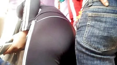 Ung pige elsker at stimulere danske pornofilm hendes huller med en gummi pik