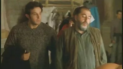 Efter bedste pornosider anal fucking satte brunetten hovedet på sofaen og tog hanen fra røv til mund