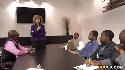 Fodboldspilleren pornofilmsgratis på banen kneppede en tynd pige i ømt fisse