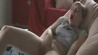 Anal kærtegn af to slanke lesbiske hjalp dem med at afslutte amatør sexfilm