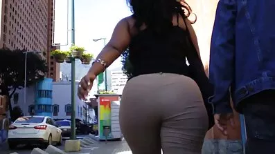 Brunette stream pornofilm med briller havde overraskelse køn til fyren lige på kontoret