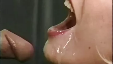 To blondiner i poolen har oral køn amatør sexfilm