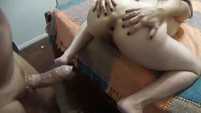 Kæreste sutter pik af personlig free pornofilm træner og giver hendes coochie