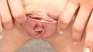 Langhåret pige spreder slanke ben til gamle pornofilm køn